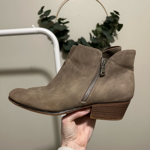 Crochet Women’s Taupe Booties with Zipper Details and Zipper Closure size 8 - Picture 4 of 5